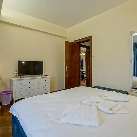 Lovely - 3 Bdr. Serviced In Old Town Apartman