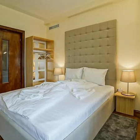 Lovely - 3 Bdr. Serviced In Old Town *