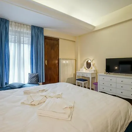 Lovely - 3 Bdr. Serviced In Old Town