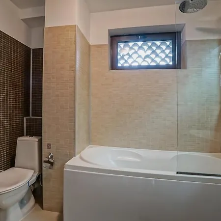 Lovely - 3 Bdr. Serviced In Old Town *