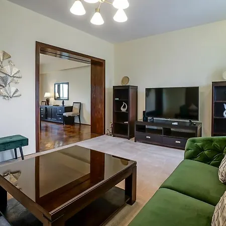 Lovely - 3 Bdr. Serviced In Old Town Bukarest