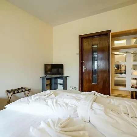 Lovely - 3 Bdr. Serviced In Old Town Bucharest