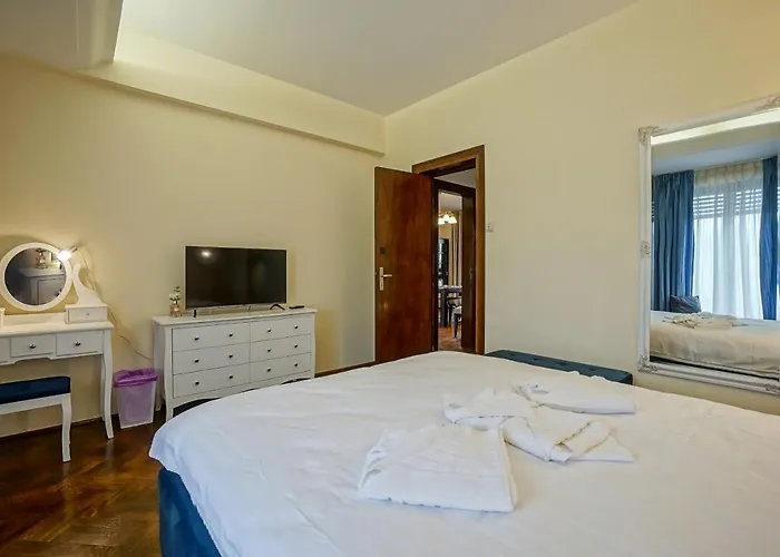 Lovely - 3 Bdr. Serviced In Old Town Apartman