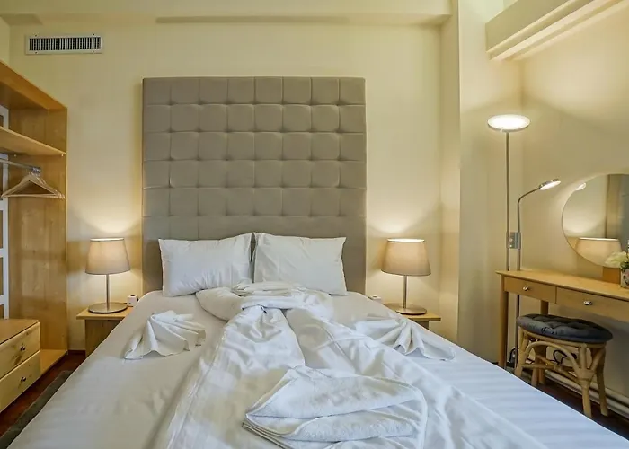 Lovely - 3 Bdr. Serviced In Old Town *