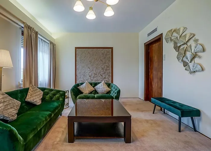 Lovely - 3 Bdr. Serviced In Old Town