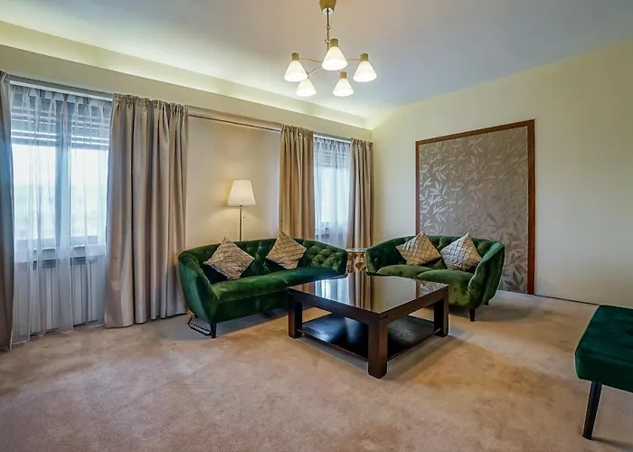 Lovely - 3 Bdr. Serviced In Old Town *