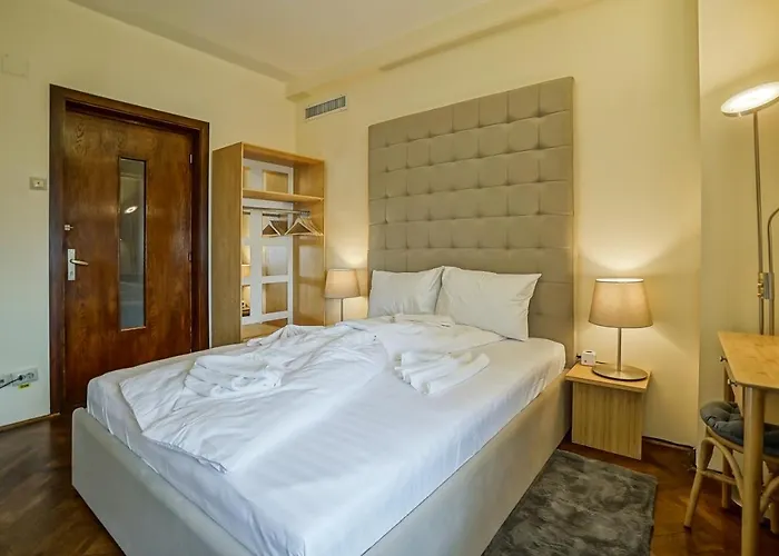 Lovely - 3 Bdr. Serviced In Old Town *