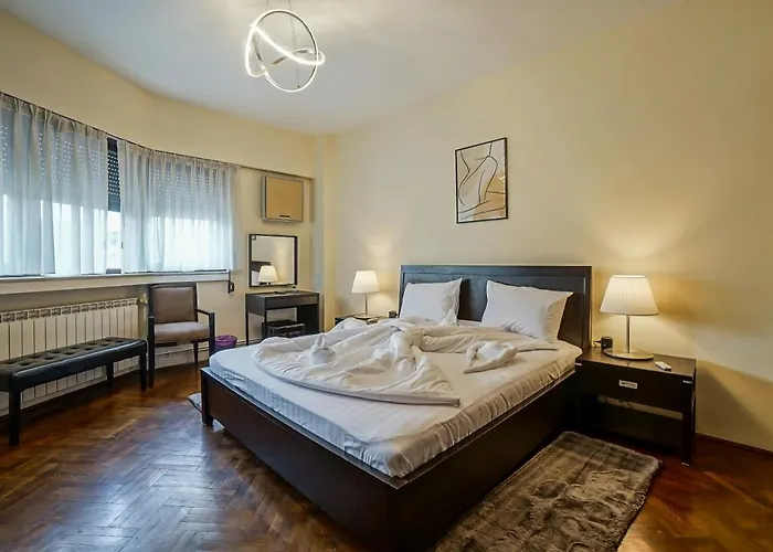 Lovely - 3 Bdr. Serviced In Old Town