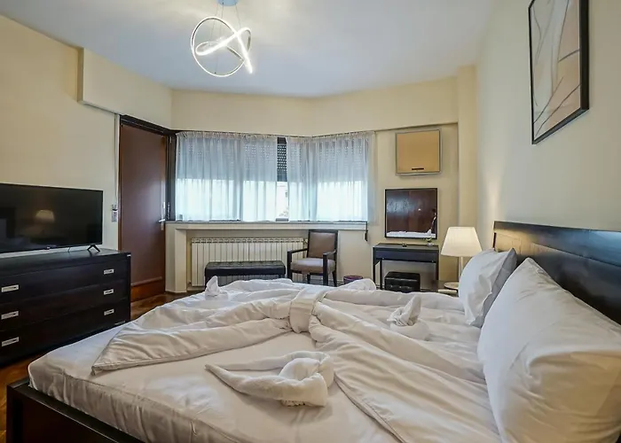 Lovely - 3 Bdr. Serviced In Old Town Bukarest