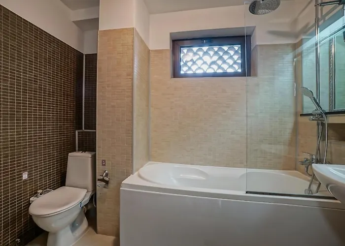 Lovely - 3 Bdr. Serviced In Old Town *