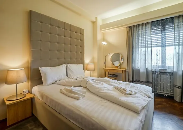 Lovely - 3 Bdr. Serviced In Old Town Apartment Bukarest