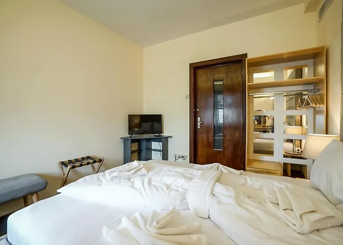 Lovely - 3 Bdr. Serviced In Old Town Bukarest