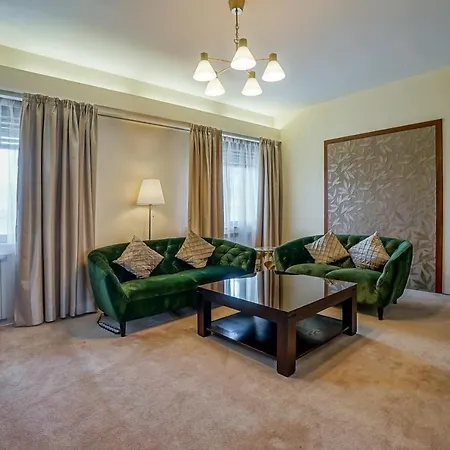 Lovely - 3 Bdr. Serviced In Old Town *