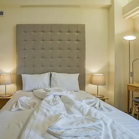 Lovely - 3 Bdr. Serviced In Old Town *