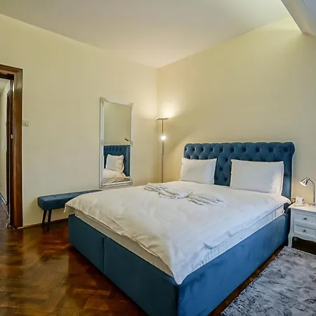 Lovely - 3 Bdr. Serviced In Old Town *