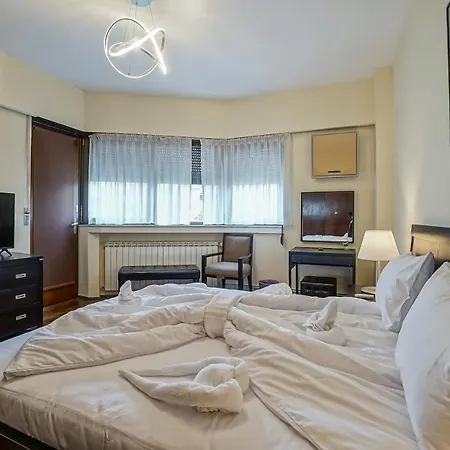 Lovely - 3 Bdr. Serviced In Old Town Бухарест